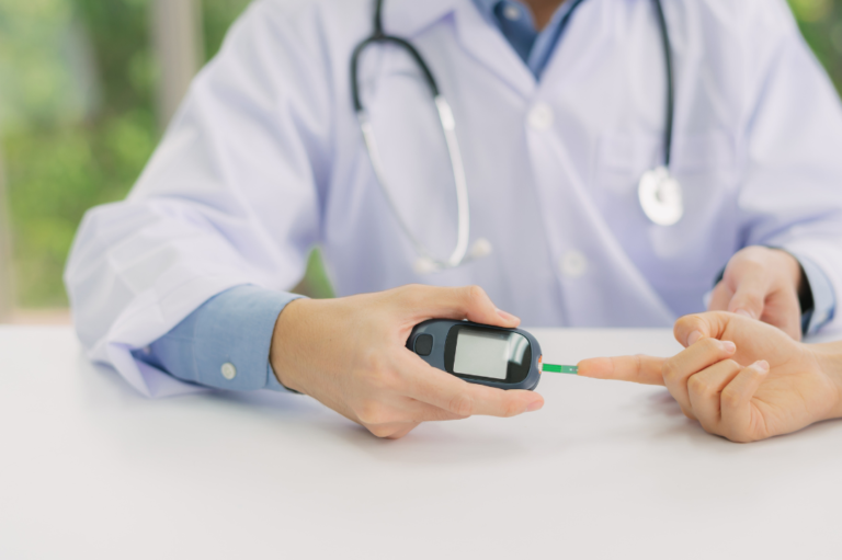 Un medico spiega come misurare la glicemia col glucometro. Come si Capisce se si ha l'Insulino Resistenza?
