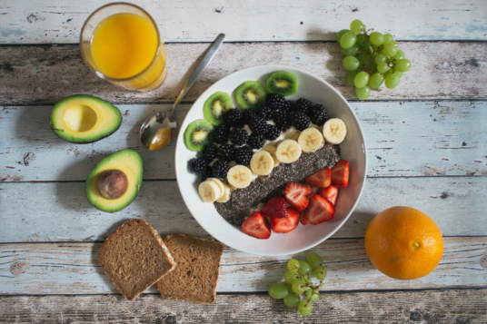 Piatto di frutta, simbolo di un'alimentazione sana.