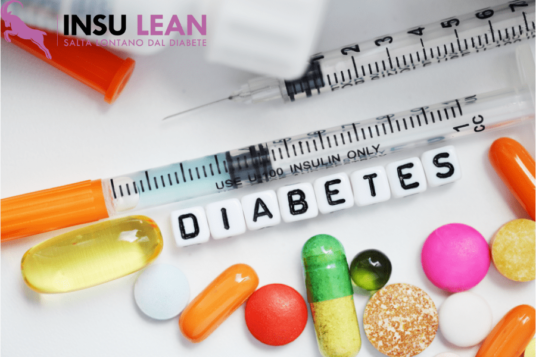 scritta diabete, con una siringa in evidenza e delle pillole.